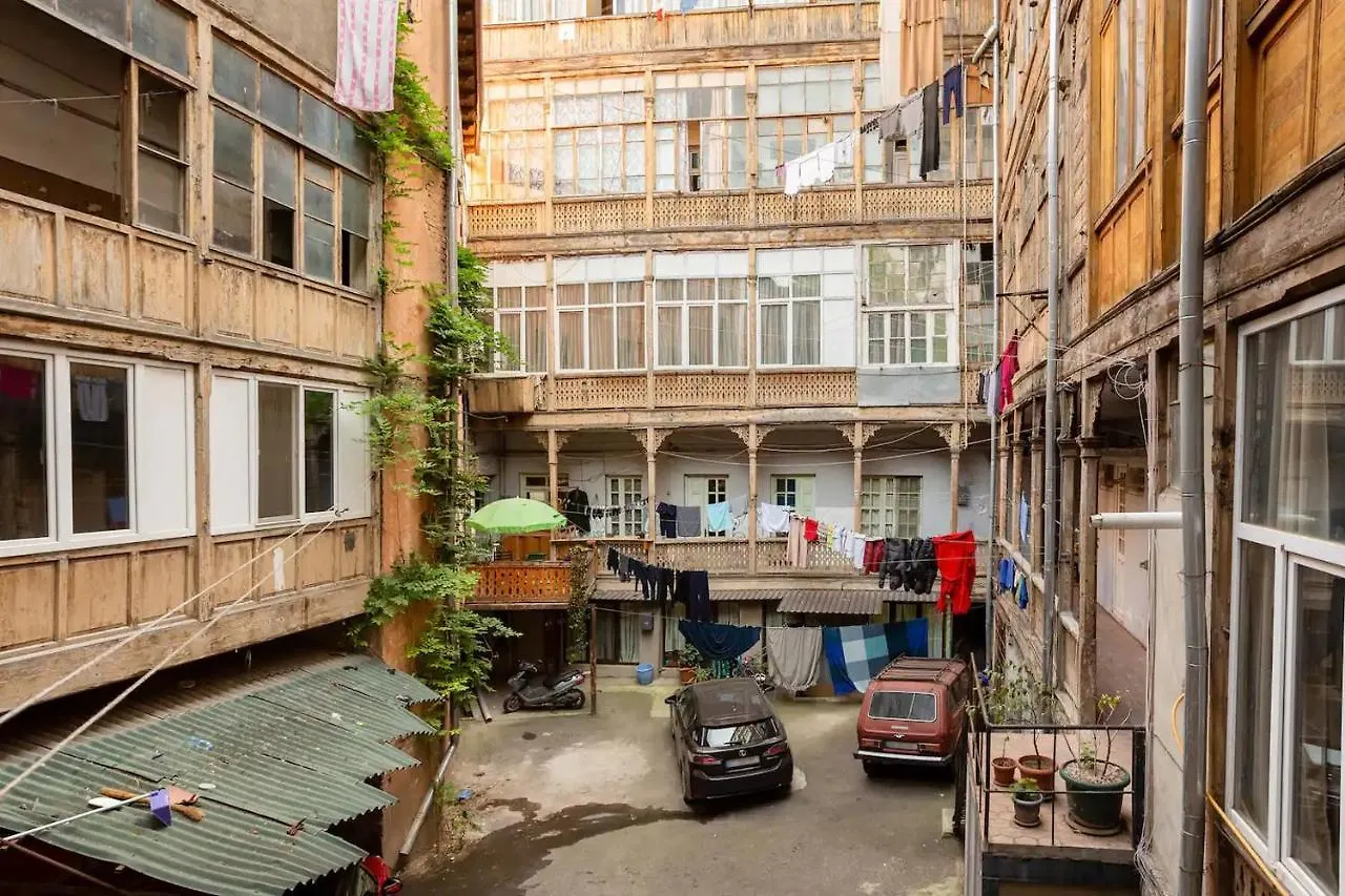 Room With Quite Yard View 트빌리시 아파트